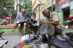 传统手艺的坚守者：76岁大爷修鞋40年，自己却从未买过一双鞋 - 河南一百度