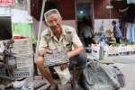 传统手艺的坚守者：76岁大爷修鞋40年，自己却从未买过一双鞋 - 河南一百度