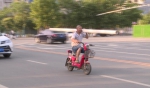 郑州一男子骑着电动车扛着6米长的“金箍棒” 吓坏路人 - 河南一百度
