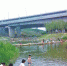 郑州一在建景观河“变身”水上乐园 吸引数百人水中游玩 - 河南一百度