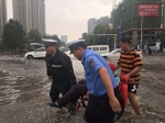 最美“摆渡人”！暴雨中郑州交警抬着轮椅帮老人过马路 - 河南一百度