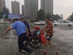 最美“摆渡人”！暴雨中郑州交警抬着轮椅帮老人过马路 - 河南一百度