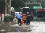 最美“摆渡人”！暴雨中郑州交警抬着轮椅帮老人过马路 - 河南一百度