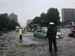 最美“摆渡人”！暴雨中郑州交警抬着轮椅帮老人过马路 - 河南一百度