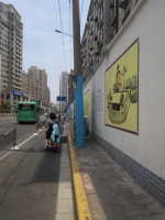 奇葩!宽一米的人行道上线杆垃圾桶扎堆 郑州一市民额头碰伤 - 河南一百度