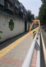 奇葩!宽一米的人行道上线杆垃圾桶扎堆 郑州一市民额头碰伤 - 河南一百度