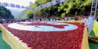 航拍壮观万人龙虾宴 重达一吨“大龙虾”色香味俱全 - 中国新闻社河南分社