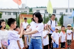 中国青少年基金会发展事业部部长顾蒸蒸女士为团队授旗克丽缇娜 - 郑州新闻热线