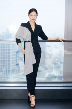 关悦穿西装优雅助阵“平衡的力量”主题晚宴 - 郑州新闻热线