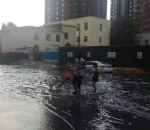 最美“摆渡人”！暴雨中，郑州这群人专往水里冲 - 河南一百度