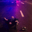 暴雨夜，郑州一男子躺在快车道上，手机、背包散落一地 - 河南一百度