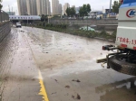 积水退后，郑州这个隧道淤泥堆积，20多人奋战4小时恢复路面清洁 - 河南一百度