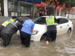 暴雨中，中牟警方全力救助被困车辆和行人 - 河南一百度