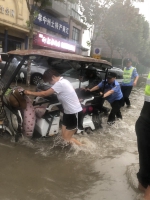 暴雨中，中牟警方全力救助被困车辆和行人 - 河南一百度