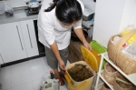 哇！家里养蚯蚓、厨房里堆肥料……郑州一女子过上“零废弃”生活 - 河南一百度