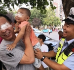 危险!郑州街头一名两岁男童独自哭着横穿马路 - 河南一百度