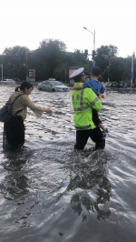 郑州暴雨中，这组照片让人既感动又心疼 - 河南一百度