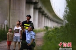 高温下的巡线铁警：每天行走16公里 - 中国新闻社河南分社