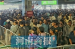 郑州宜家开业首日：人太多压力大，市民撑伞路边排队 - 河南一百度