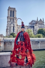 环球行为艺术家万云峰在巴黎圣母院走秀 造型破旧有寓意 - 郑州新闻热线