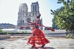 环球行为艺术家万云峰在巴黎圣母院走秀 造型破旧有寓意 - 郑州新闻热线