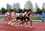 全国少数民族传统体育运动会：选手步调一致角逐板鞋竞速 - 中国新闻社河南分社