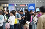 假期短途客流激增 郑州局加开管内旅客列车43对 - 河南一百度