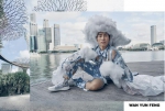 行为艺术家万云峰为呼吁环保在新加坡走秀 - 郑州新闻热线