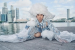 行为艺术家万云峰为呼吁环保在新加坡走秀 - 郑州新闻热线