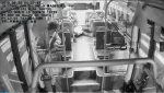 吓人！郑州公交车上一男子突然倒地 浑身抽搐嘴角流血 乘客车长紧急救助 - 河南一百度