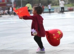 郑州街头国旗飘飘，欢庆新中国成立70周年 - 河南一百度