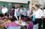 与会领导参观郑州市金水区文化绿城小学书法教育成果.jpg - 教育厅