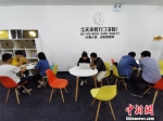 郑州大学大学生创新创业基地里，讨论新思路的年轻创业人。　韩章云 摄 - 河南一百度