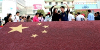 与国旗同框!国庆节前夕，郑州街头节日气氛越来越浓 - 河南一百度