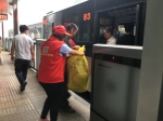郑州下雨，公交站台免费提供一次性雨衣 - 河南一百度