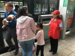 郑州下雨，公交站台免费提供一次性雨衣 - 河南一百度