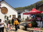 河南新县田铺大塆国庆掀起旅游热 - 中国新闻社河南分社