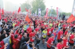 32个国家和地区的2.6万名跑者齐聚郑州国际马拉松赛 - 河南一百度