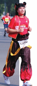 哪吒来了！“郑马”快跑 2.6万名跑者昨日齐聚郑州国际马拉松赛 - 河南一百度