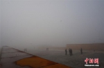 河南发布大雾黄色预警 洛阳城雾中隐身 - 中国新闻社河南分社