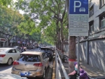 郑州停车位规划“傍上”非机动车道，抢道“矛盾”日深，市民建议错峰停车 - 河南一百度