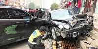 郑州街头宾利撞向路边车 交警：系疲劳驾驶所致受损宾利维修费或百万元 - 河南一百度