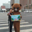 郑州街头一只“大熊”见人就索取拥抱，累一身汗的她只为… - 河南一百度