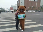 郑州街头一只“大熊”见人就索取拥抱，累一身汗的她只为… - 河南一百度