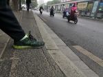 郑州最窄非机动车道仅一脚长!骑车市民天天练平衡 - 河南一百度