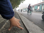 郑州最窄非机动车道仅一脚长!骑车市民天天练平衡 - 河南一百度