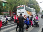 惊险一幕！郑州多名小学生正过路口去学校，一辆大巴车把空中线缆挂落… - 河南一百度