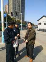 男子推着偷来的电动车走在大街上，被郑州交警当场抓获 - 河南一百度