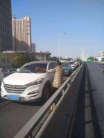 路口拦车向司机索要钱财，“拦车乞讨”男子被郑州警方行拘 - 河南一百度