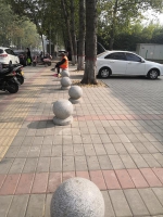 郑州一人行道上设置未备案停车场 市民经过时险被车撞 - 河南一百度